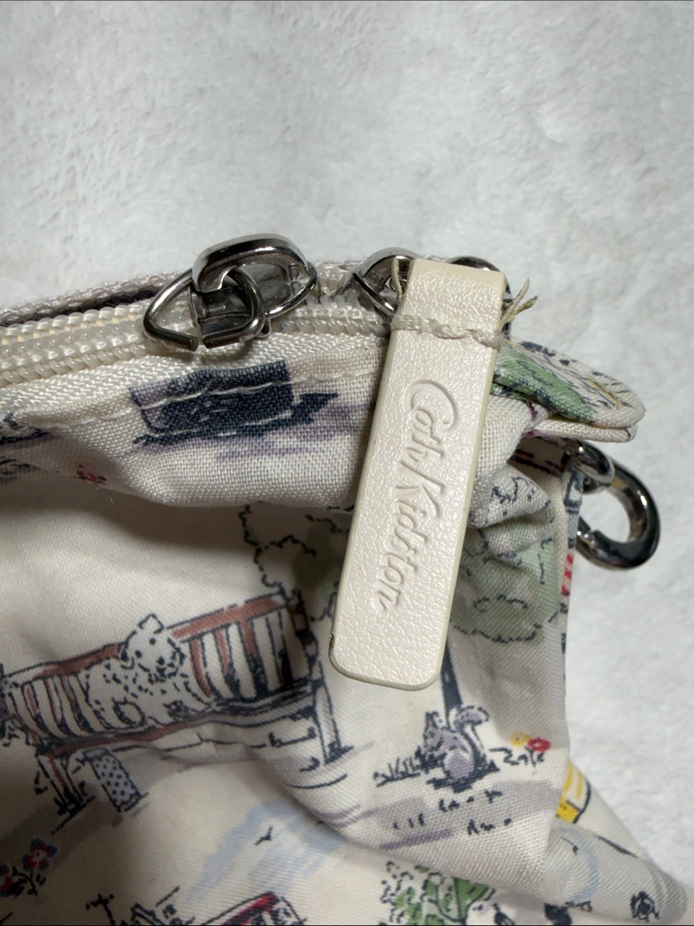 Cath Kidston Billie Goes To Town Cream London Scene Canvas Travel Bag - Picture 11 of 14